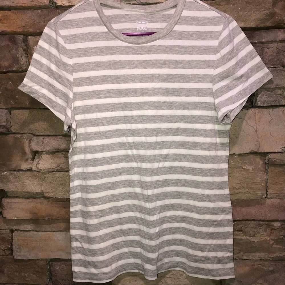 5/$25 Old Navy fitted size XL gray & white striped shirt